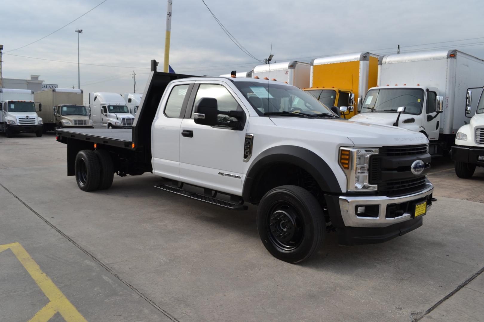 2018 WHITE /GRAY Ford F550 with an POWERSTROKE 6.7L DIESEL engine, AUTOMATIC transmission, located at 9172 North Fwy, Houston, TX, 77037, (713) 910-6868, 29.887470, -95.411903 - Photo#2